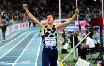 Jakob Ingebrigtsen sets 1500m world indoor record