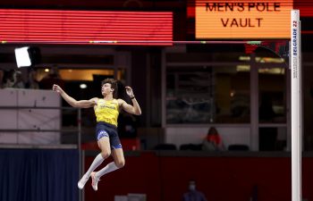 Duplantis clears 6.16m WR at home meet