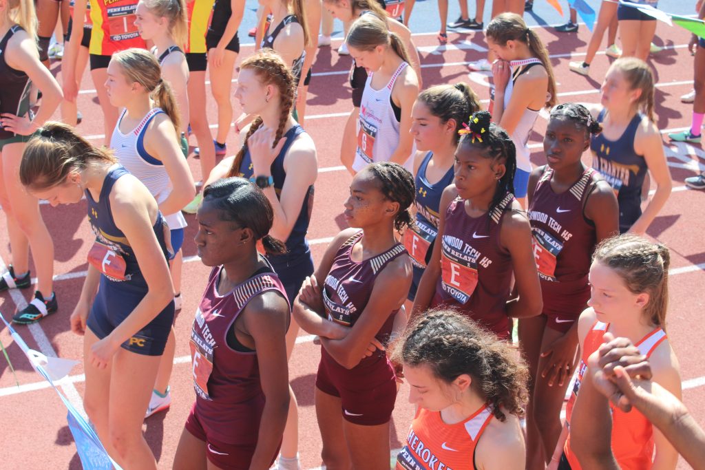 Samantha Pryce (front) getting ready for the 4x800m final