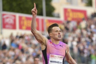 Karsten Warholm shattered the 300m hurdles world record with a jaw-dropping 32.67, dominating a stacked field in front of an electric home crowd at the 2025 Oslo Diamond League. He becomes the first man ever to dip under 33 seconds, slicing a massive 0.38 off his previous mark. 😮‍💨